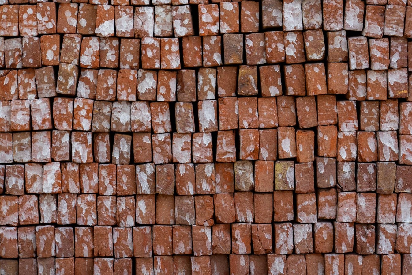 Pilha de tijolos cerâmicos vermelhos empilhados para construção